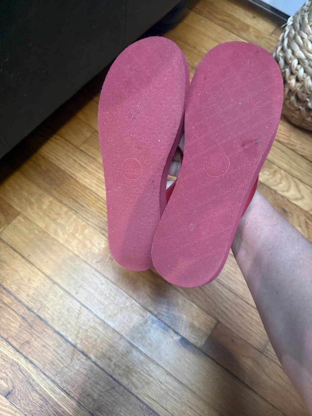 Gucci Red Women's Logo chevron Thong Sandals - Picture 4 of 9